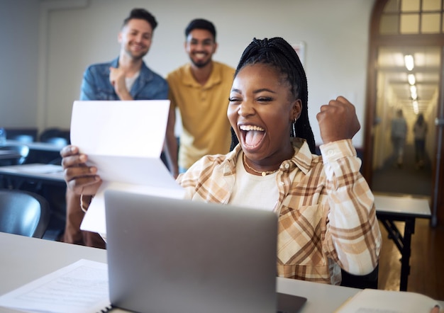 Donna di colore universitaria o studenti con borsa di studio che leggono il feedback sull'esame o il prestito scolastico Sorriso felice o amici per obiettivi educativi rapporto di prova del college o lettera di successo in classe