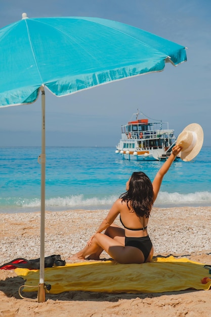 Donna di concetto di vacanza estiva al mare che prende il sole in spiaggia