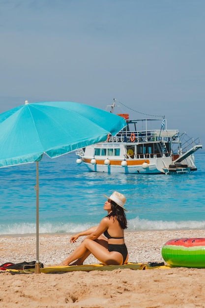 Donna di concetto di vacanza estiva al mare che prende il sole in spiaggia