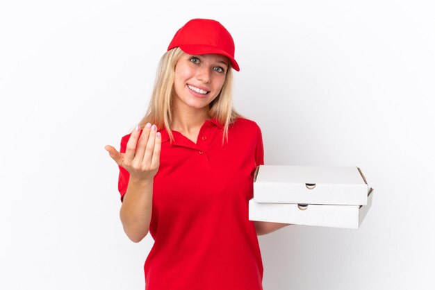 Donna di consegna che tiene pizze isolate su sfondo bianco che invitano a venire con la mano. Felice che tu sia venuto