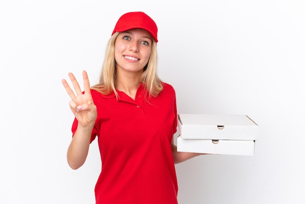 Donna di consegna che tiene pizze isolate su sfondo bianco felice e contando tre con le dita
