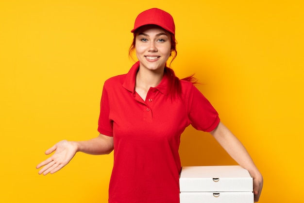 Donna di consegna della pizza che giudica una pizza felice e sorridente