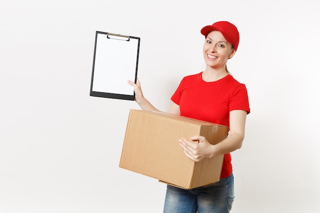 Donna di consegna in uniforme rossa isolata su fondo bianco. Corriere femminile in berretto, penna per t-shirt, appunti con documento cartaceo, foglio vuoto vuoto, scatola di cartone. Ricezione pacco. Copia spazio.