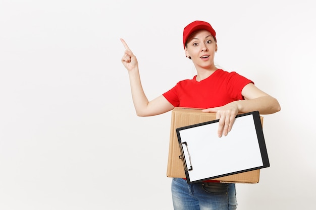 Donna di consegna in uniforme rossa isolata su fondo bianco. Corriere femminile in berretto, penna per t-shirt, appunti con documento cartaceo, foglio vuoto vuoto, scatola di cartone. Ricezione pacco. Copia spazio.