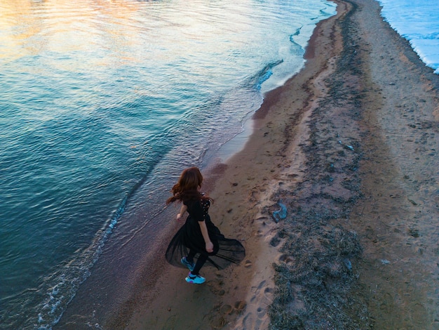 Donna di filatura su una spiaggia