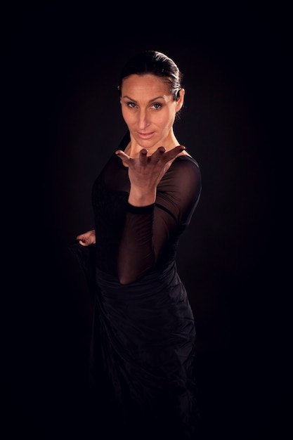Donna di flamenco con abito nero e mano aperta
