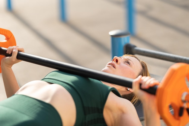 Donna di forma fisica adulta che si allena le mani con il manubrio di sollevamento