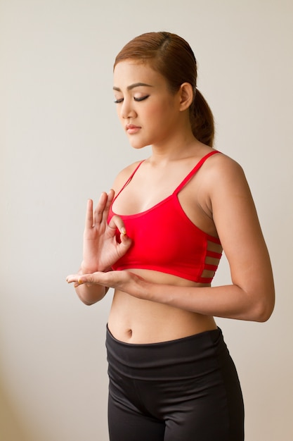 donna di forma fisica calma e pacifica che si esercita nella meditazione di yoga