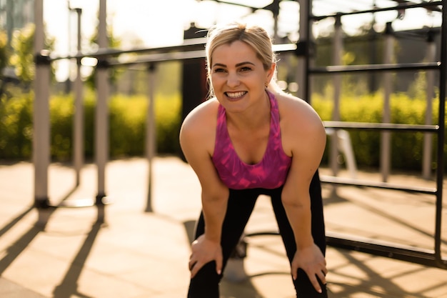 Donna di forma fisica che fa addominali nella palestra all'aperto che sveglia l'allenamento di forza