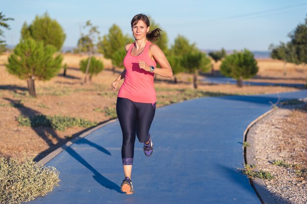 Donna di forma fisica che funziona nel parco