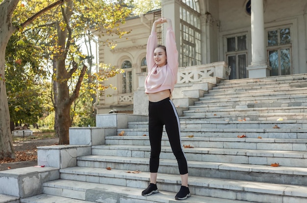 Donna di forma fisica che si esercita all'aperto Stile di vita sano