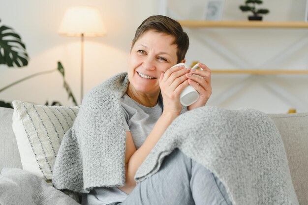 Donna di mezza età attraente che si rilassa a casa