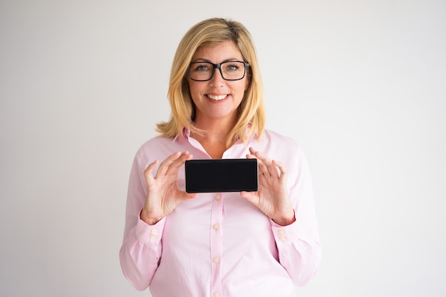 donna di mezza età attraente sorridente della tenuta della donna di mezza età