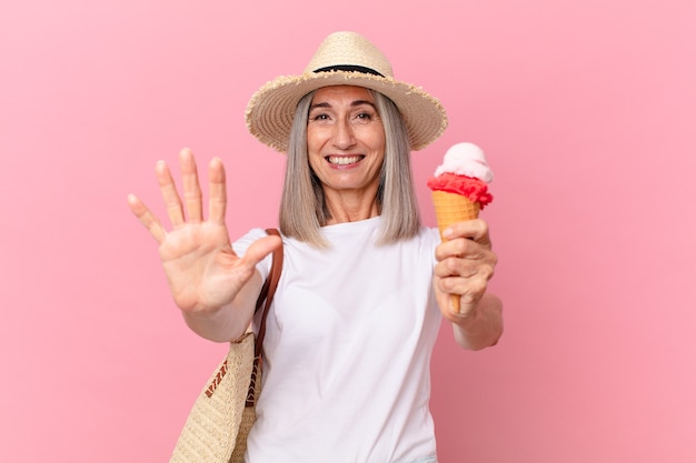 Donna di mezza età capelli bianchi con un gelato. concetto di estate