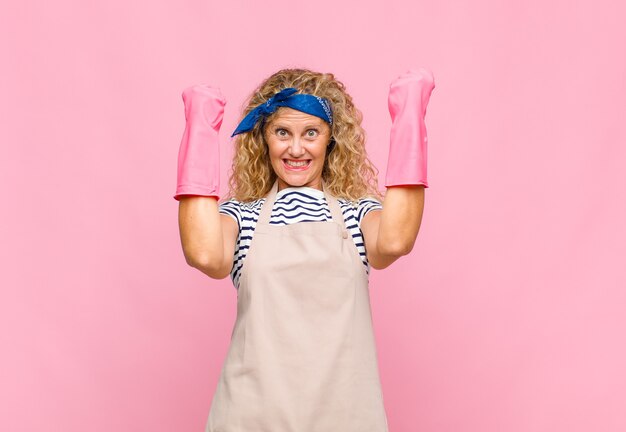 Donna di mezza età che celebra un incredibile successo