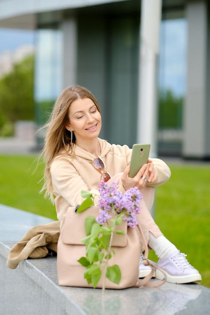 Donna di mezza età che compone il numero di telefono