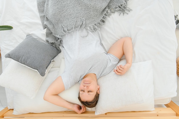 Donna di mezza età che dorme nel letto di casa