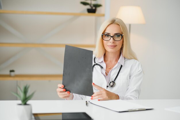 Donna di mezza età che indossa l'uniforme del medico in clinica