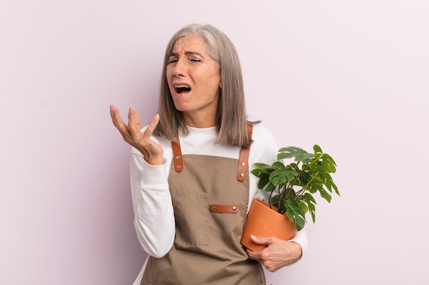 Donna di mezza età che sembra disperata, frustrata e stressata concetto di agricoltore