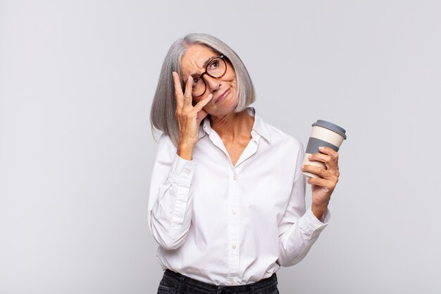 Donna di mezza età che si sente annoiata, frustrata e assonnata dopo un fastidioso isolamento