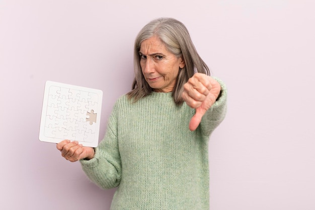 Donna di mezza età che si sente crossshowing pollice verso il concetto di sfida puzzle