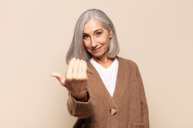 Donna di mezza età che si sente felice, di successo e sicura di sé, affronta una sfida e dice di portarla avanti! o darti il benvenuto