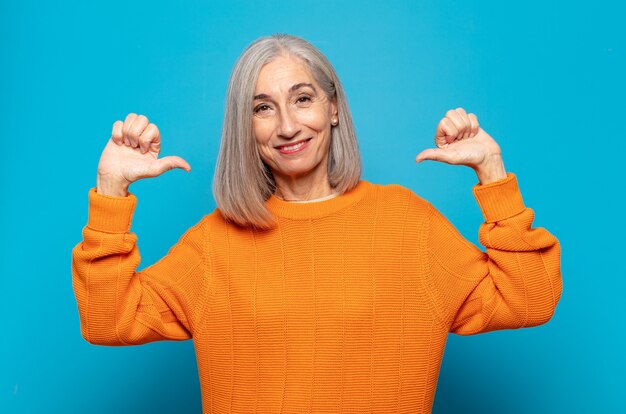 donna di mezza età che si sente orgogliosa, arrogante e sicura di sé, che sembra soddisfatta e di successo, indicando se stessa