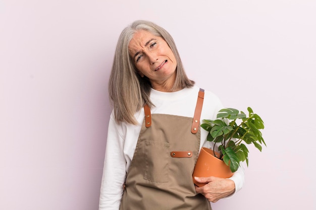 Donna di mezza età che si sente perplessa e confusa concetto di agricoltore