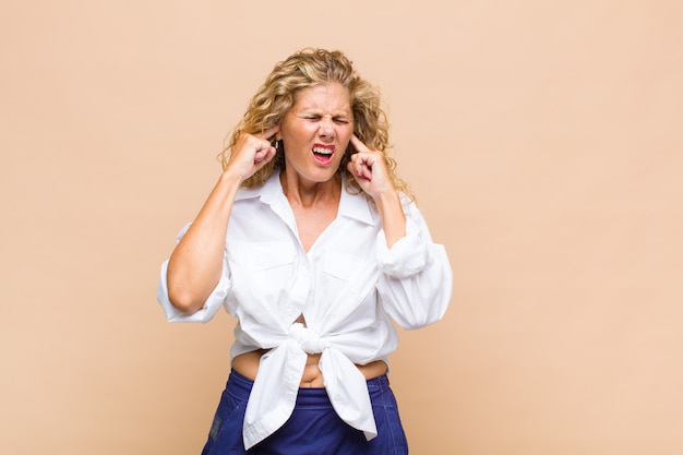 Donna di mezza età con lunghi capelli ricci isolati