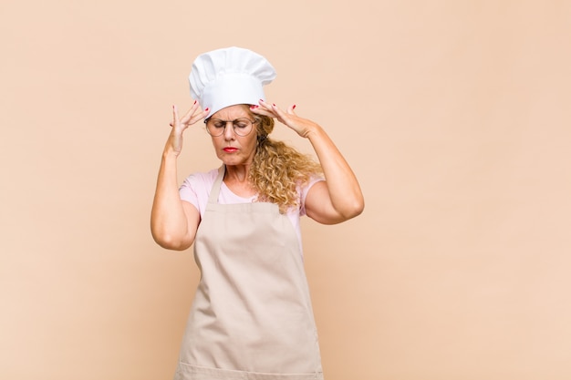 Donna di mezza età con lunghi capelli ricci isolati