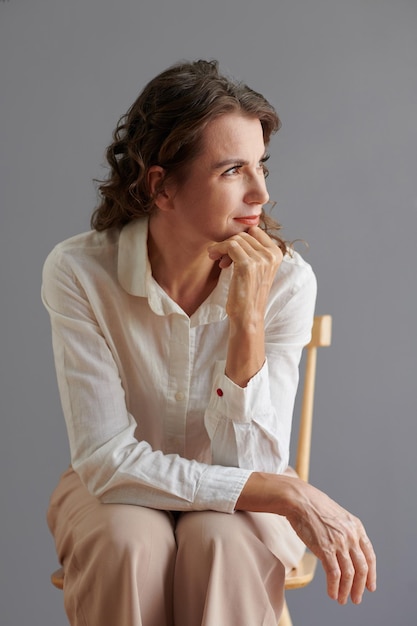 Donna di mezza età pensierosa