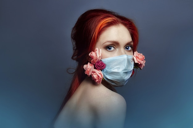 Donna di moda arte con respiratore medico sul viso