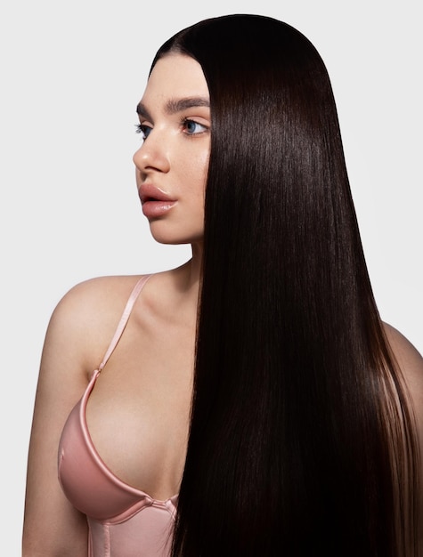 Donna di modo con capelli lucidi lunghi diritti Bellezza e cura di capelli