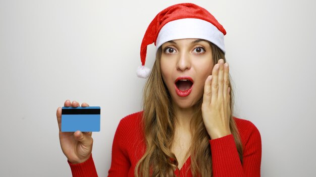 Donna di Natale felice che fa shopping con carta di credito