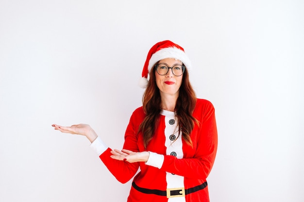 Donna di Natale Gioiosa modella con la mano di Babbo Natale che indica l'hatpoint