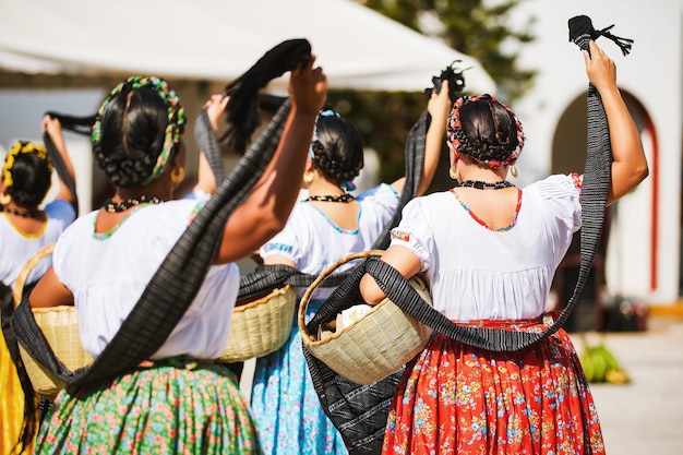 Donna di Oaxaca che balla la danza tradizionale per la Guelaguetza