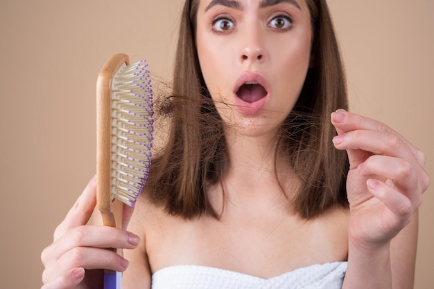 Donna di perdita di capelli con un pettine e problema di perdita di capelli e problemi di calvizie concept