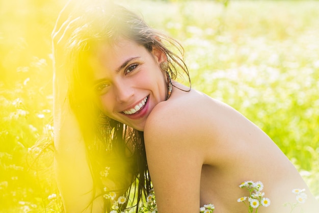 Donna di primavera in campo. Bella ragazza spensierata che si trova nel prato. Ricreazione estiva. Bellezza naturale.