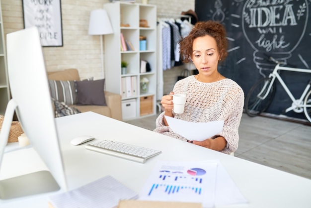 Donna di razza mista che lavora in ufficio moderno