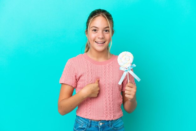 Donna di razza mista giovane studente che studia su un tavolo ridendo