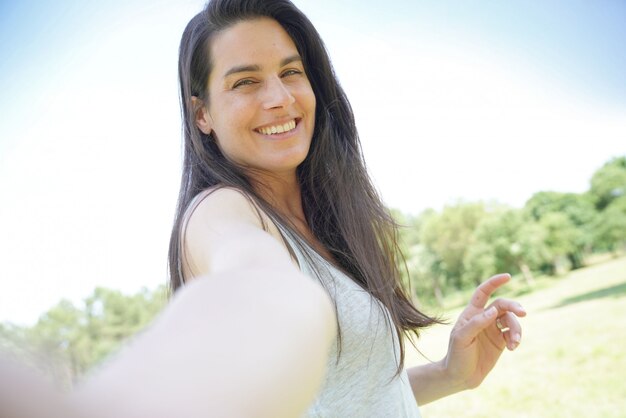 donna di scattare una foto nel parco