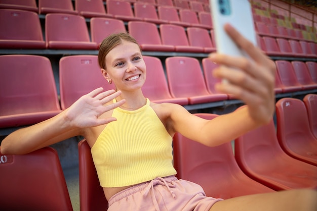 Donna di smiley del colpo medio che prende selfie