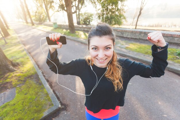 Donna di successo con le braccia alzate dopo l&#39;allenamento