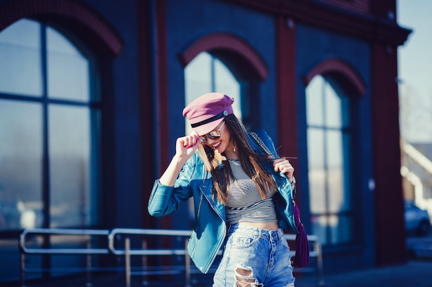 Donna di successo e felice nel cappello