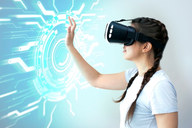 Donna di taglio medio che indossa occhiali VR