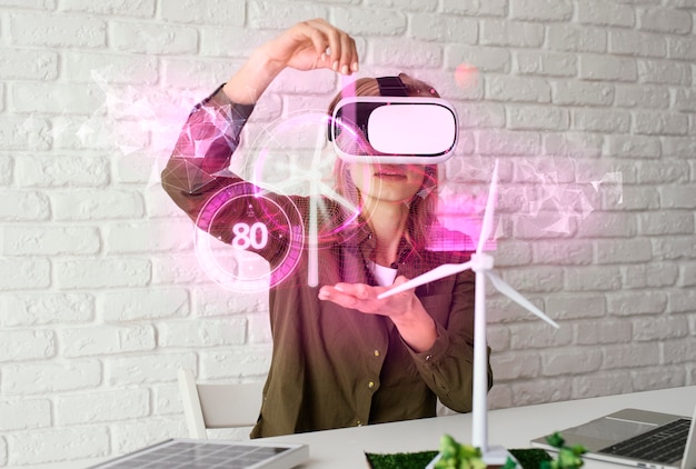 Donna di taglio medio che indossa occhiali VR