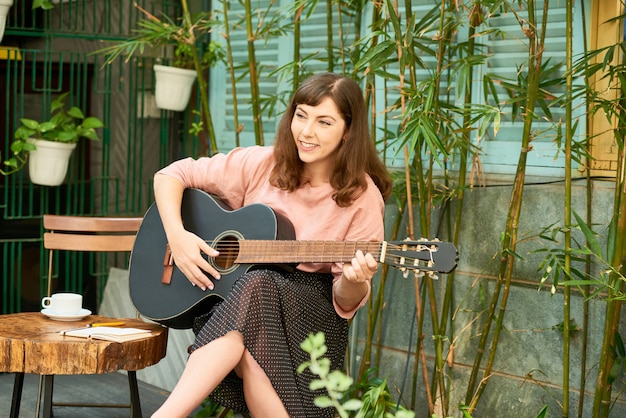 Donna di talento che suona la chitarra