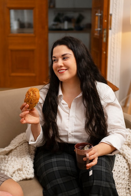 Donna di tiro medio con cibo delizioso