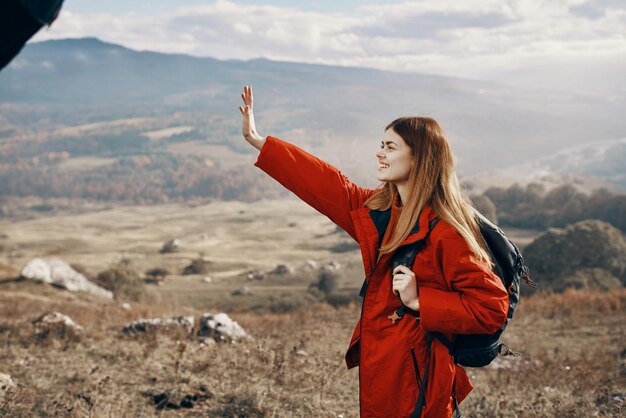 Donna di viaggio con lo zaino che riposa in montagna sul turismo del paesaggio naturale