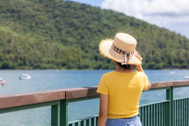 Donna di viaggio guarda il lago